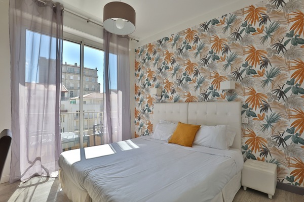 Double Room, Balcony | Minibar, in-room safe, desk, soundproofing