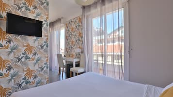 Doppelzimmer, Terrasse | Minibar, Zimmersafe, Schreibtisch, schallisolierte Zimmer