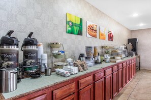 Free buffet breakfast - Quality Inn Hanceville US Hwy 31 (Hanceville)