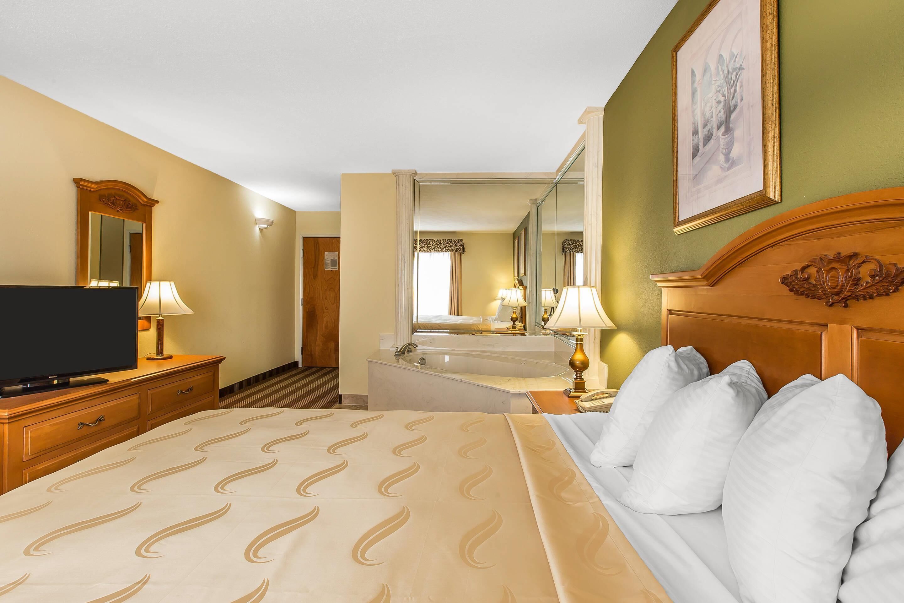 Standaard kamer, 1 kingsize bed met slaapbank, niet-roken | Een bureau, een strijkplank/strijkijzer, gratis wifi, beddengoed