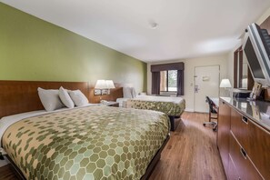 Desk, laptop workspace, iron/ironing board, free WiFi - Econo Lodge Atlanta Airport East (Forest Park)