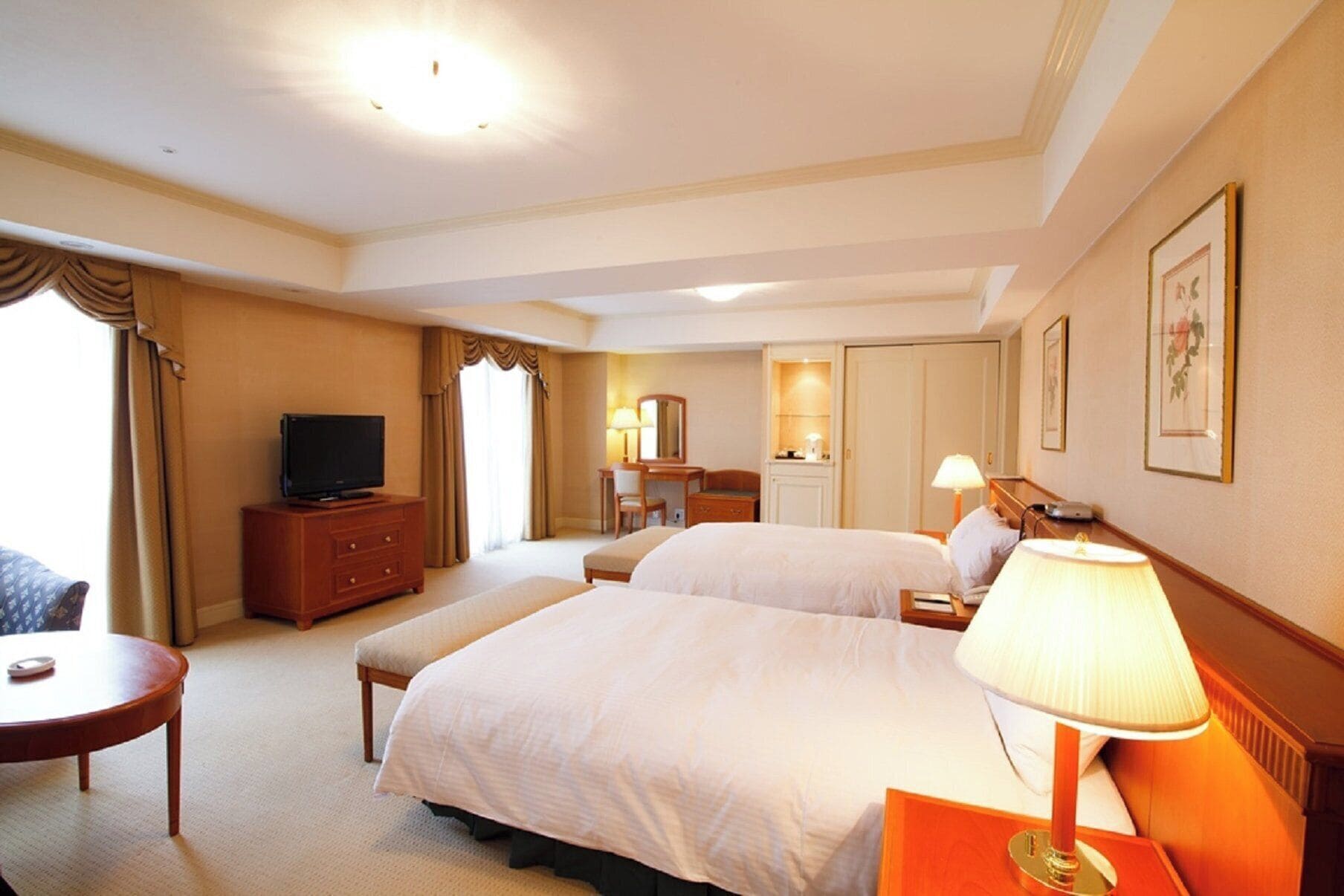 premium bedding, down duvets, in-room safe, desk