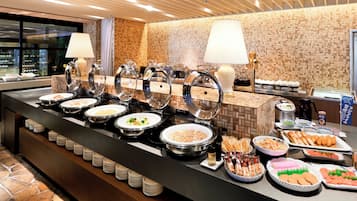 Daily buffet breakfast (JPY 2700 per person)
