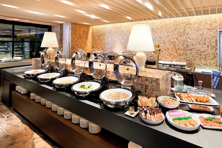 Daily buffet breakfast (JPY 2700 per person)