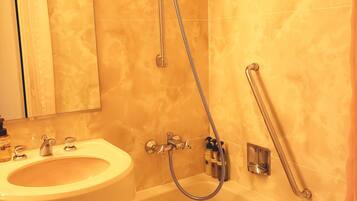 Un baño con lavamanos, espejo y bañera.