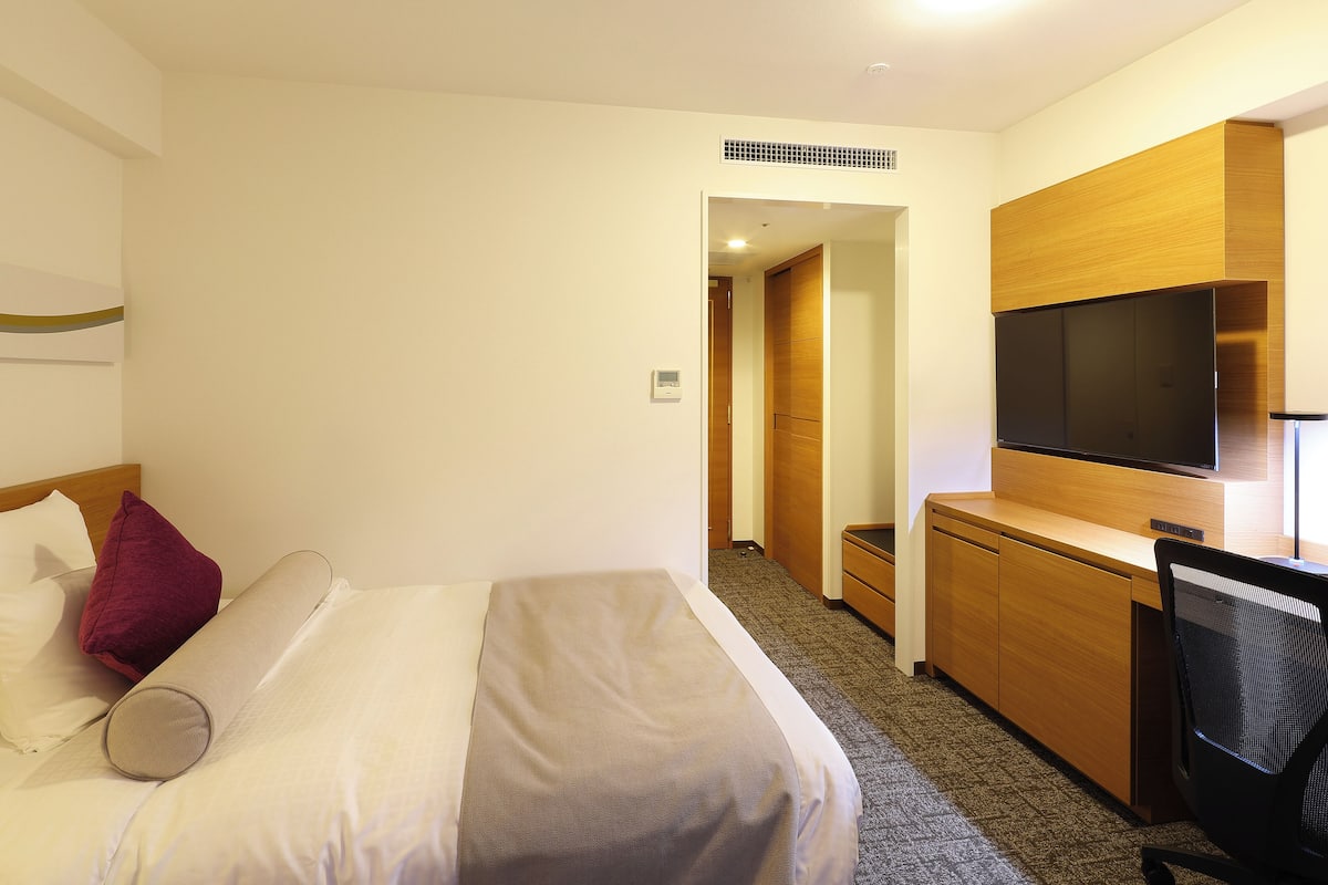Premium kamer, 1 tweepersoonsbed (High Floor) | Luxe beddengoed, donzen dekbedden, een kluis op de kamer, een bureau