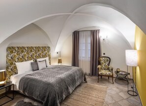 Minibar, in-room safe, desk, blackout drapes - Hotel Residence Retezova (PRAHA)