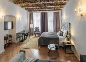 Minibar, caja de seguridad en la habitación y escritorio 