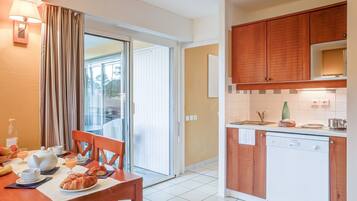 Private kitchen | Fridge, microwave, stovetop, dishwasher