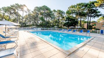 Outdoor pool, sun loungers
