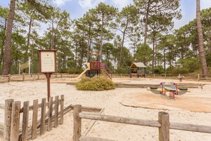 Zona de juegos infantil al aire libre