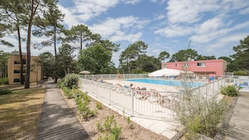 Piscine extérieure, chaises longues