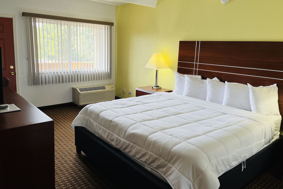 Single Room | 1 bedroom, desk, laptop workspace, blackout drapes