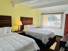 Habitación doble | Escritorio, espacio para trabajar con un portátil, cortinas opacas