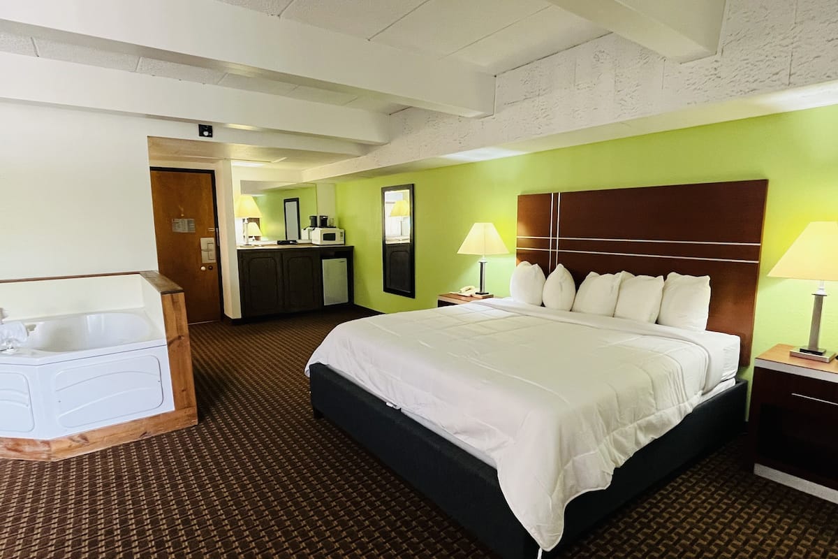 Deluxe Suite | 1 bedroom, desk, laptop workspace, blackout drapes