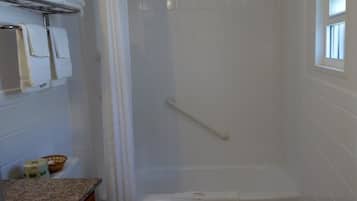 Quarto, 1 cama King, para não fumantes | Banheiro | Chuveiro/banheira combinados, produtos de toalete grátis