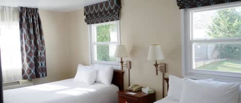 Habitación, 2 camas Queen size, para no fumadores | Tabla de planchar con plancha, cunas gratuitas y camas extra