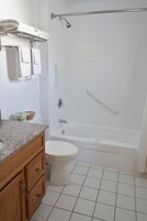 Bañera con ducha, artículos de tocador gratuitos, secador de pelo