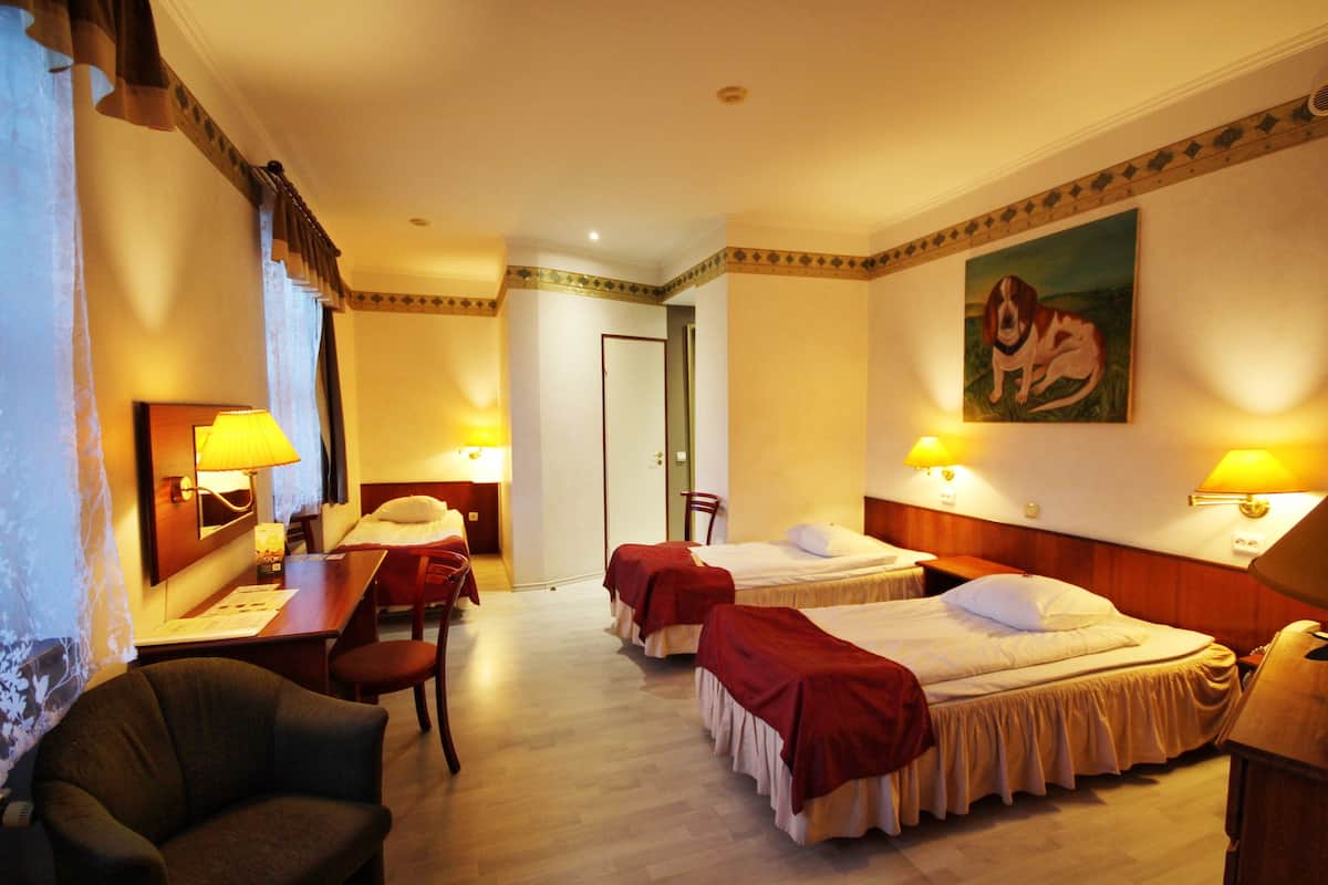 triple room | in-room safe, desk, iron/ironing board, free cots/infant beds