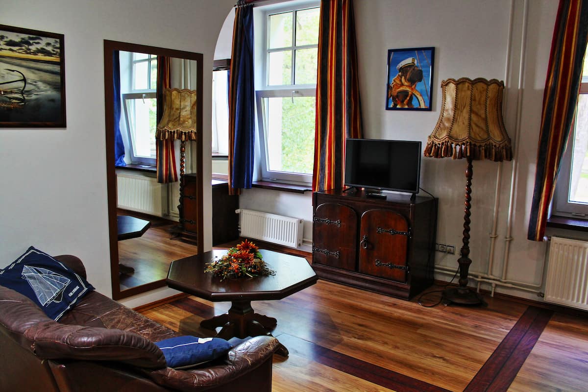 suite, 1 double bed | in-room safe, desk, iron/ironing board, free cots/infant beds