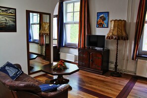 Suite, 1 cama matrimonial | Caja de seguridad en la habitación y escritorio 