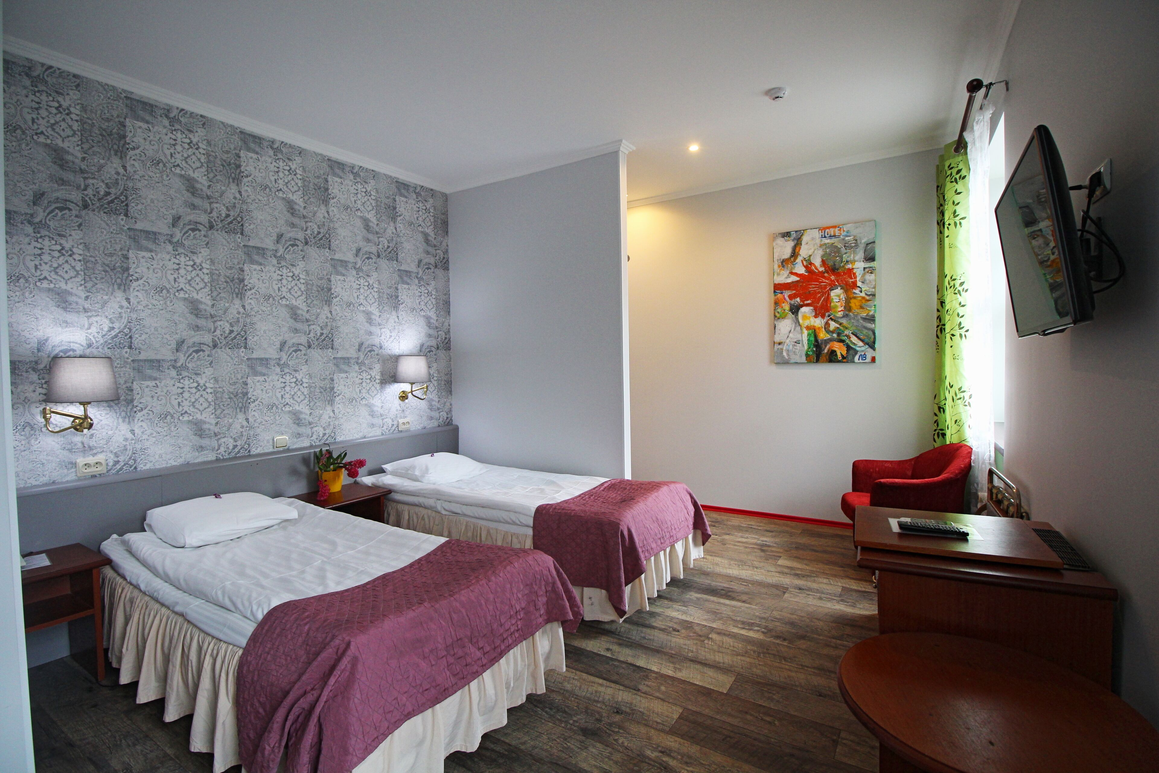 Kamer, 1 twee- of 2 eenpersoonsbedden | Een kluis op de kamer, een bureau, een strijkplank/strijkijzer