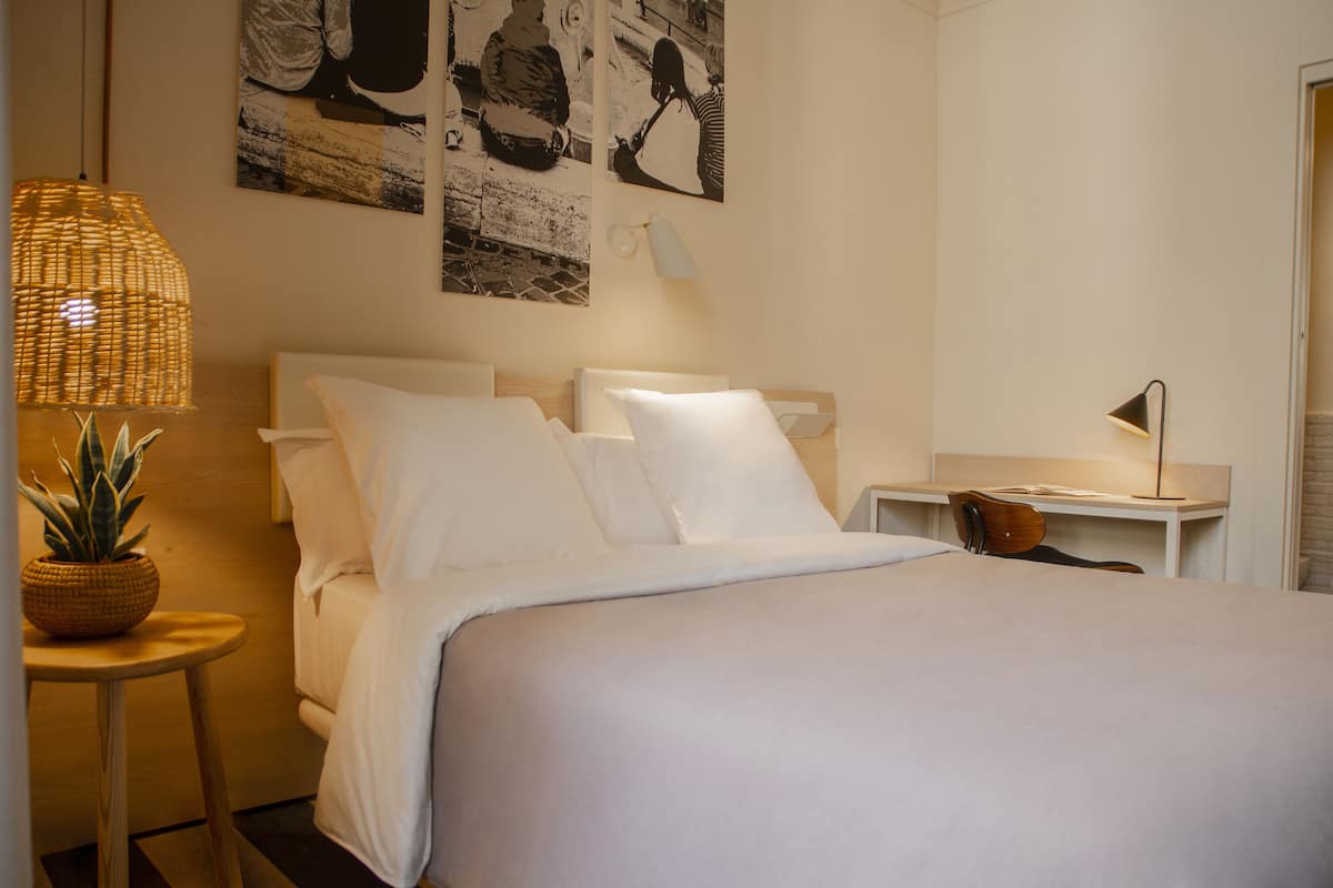 Roupas de cama premium, cofres nos quartos, escrivaninha