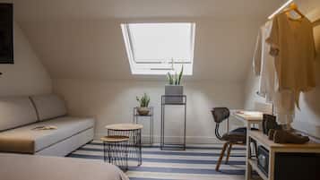 Premium bedding, in-room safe, desk, laptop workspace