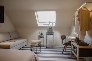 Habitación Deluxe | Ropa de cama de alta calidad, caja fuerte, escritorio