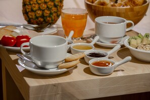 Café da manhã com buffet todos os dias (EUR 10 por pessoa) 