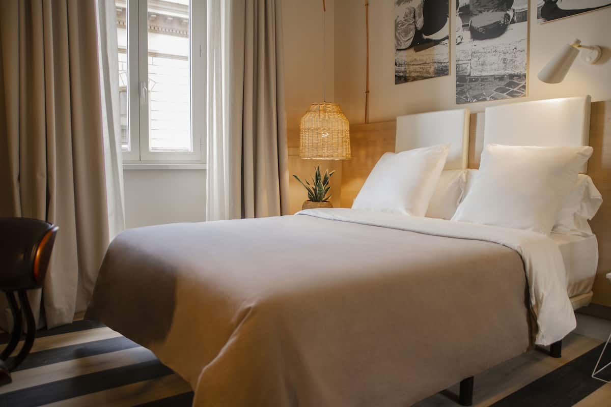 Roupas de cama premium, cofres nos quartos, escrivaninha