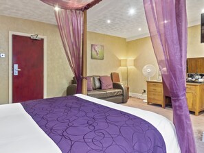 Premium Room with Four Poster Bed | Escritorio y espacio para trabajar con laptop 