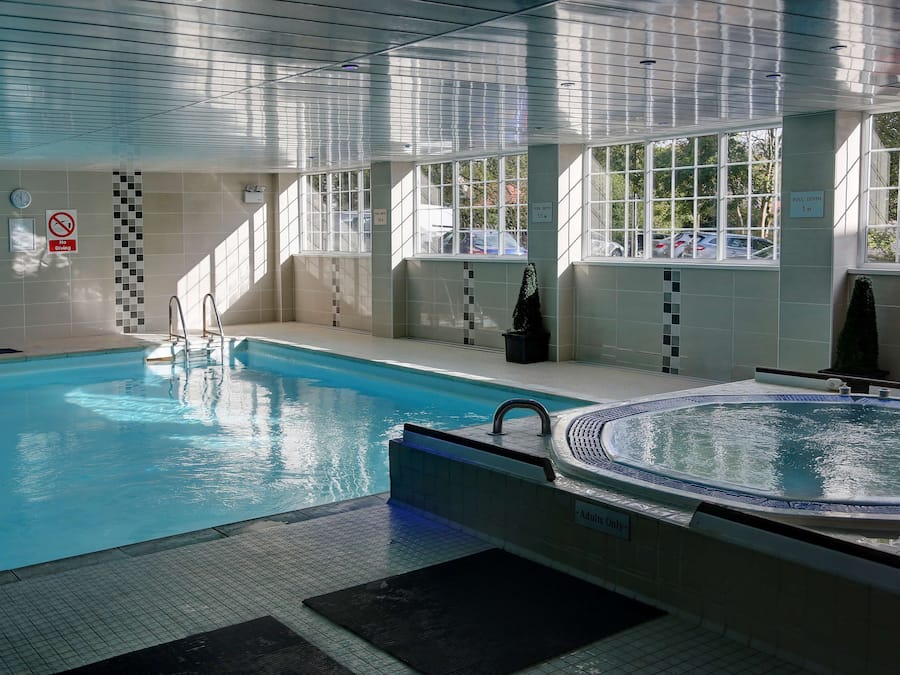 Kolam renang tertutup