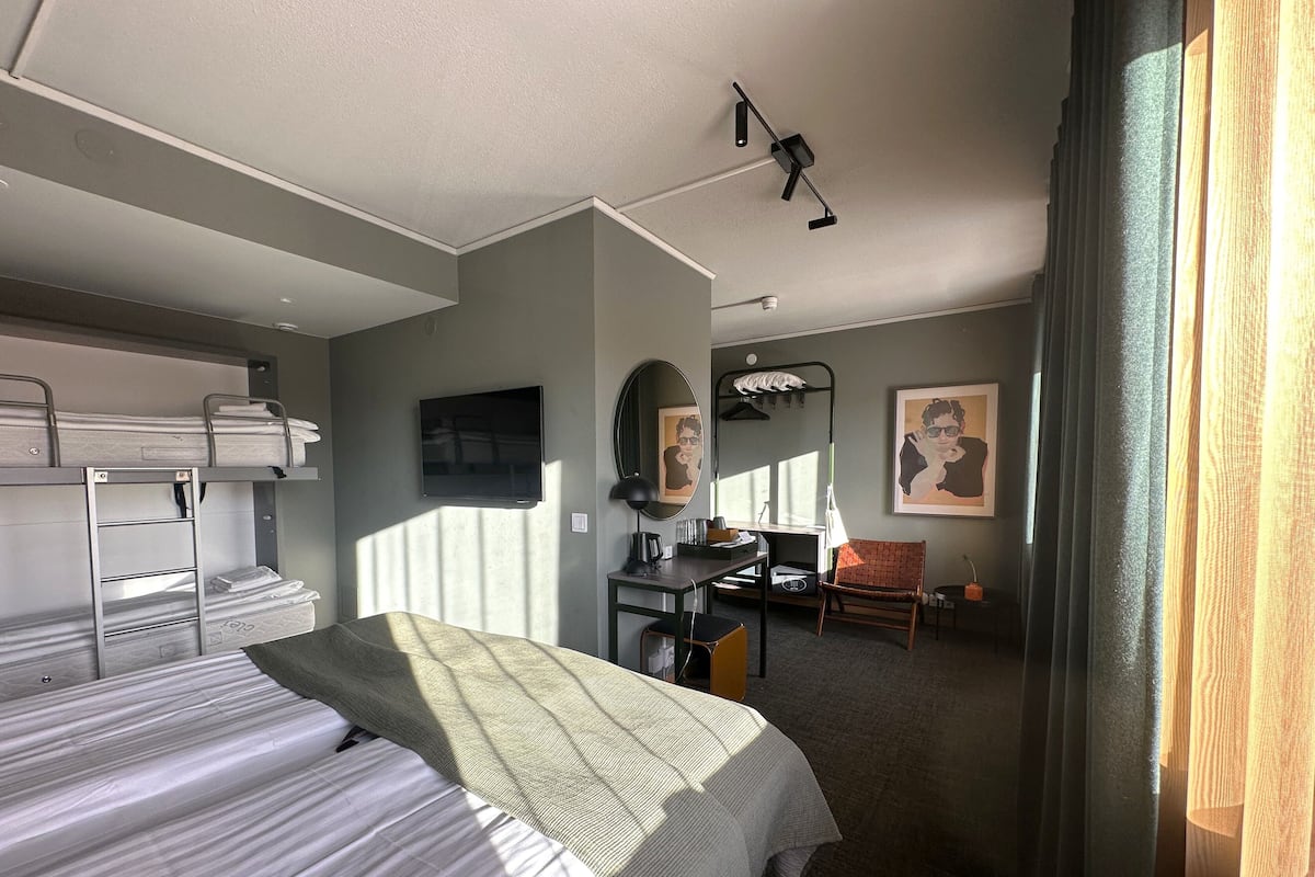 Caja de seguridad en la habitación y escritorio