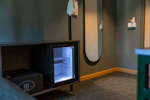 In-room safe, desk, laptop workspace, blackout curtains - Spar Hotel Gårda (Gothenburg)