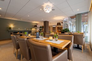 Morgunverður og kvöldverður í boði