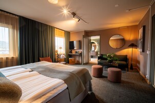 Studio Suite | In-room safe, desk, laptop workspace, blackout drapes