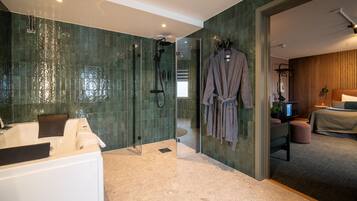 Studio Suite | Bathroom | Eco-friendly toiletries, hair dryer, towels