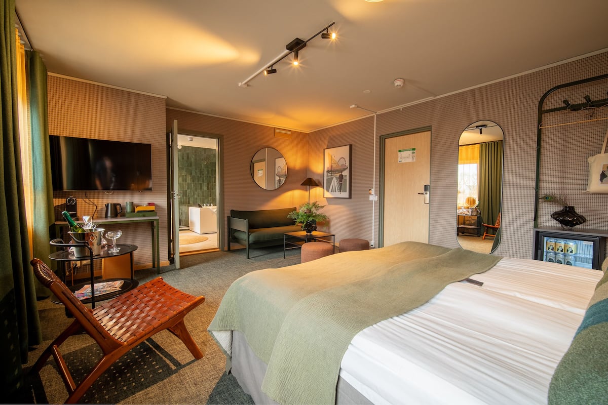 Studio Suite | In-room safe, desk, laptop workspace, blackout curtains