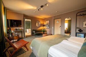 Studio Suite | In-room safe, desk, laptop workspace, blackout drapes