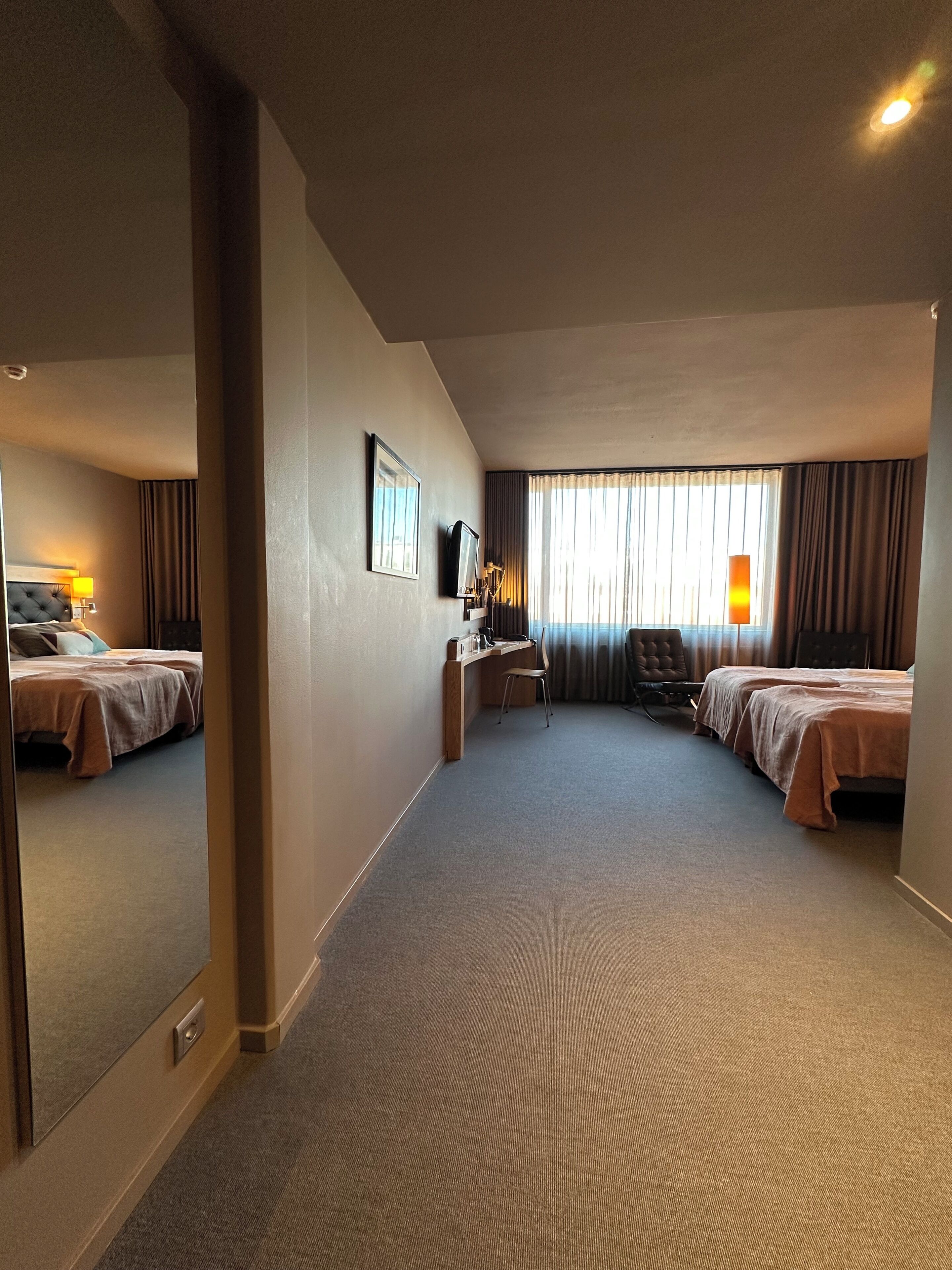 Superior-værelse med 2 enkeltsenge | Skrivebord, arbejdsområde til bærbare computere, strygejern/strygebræt