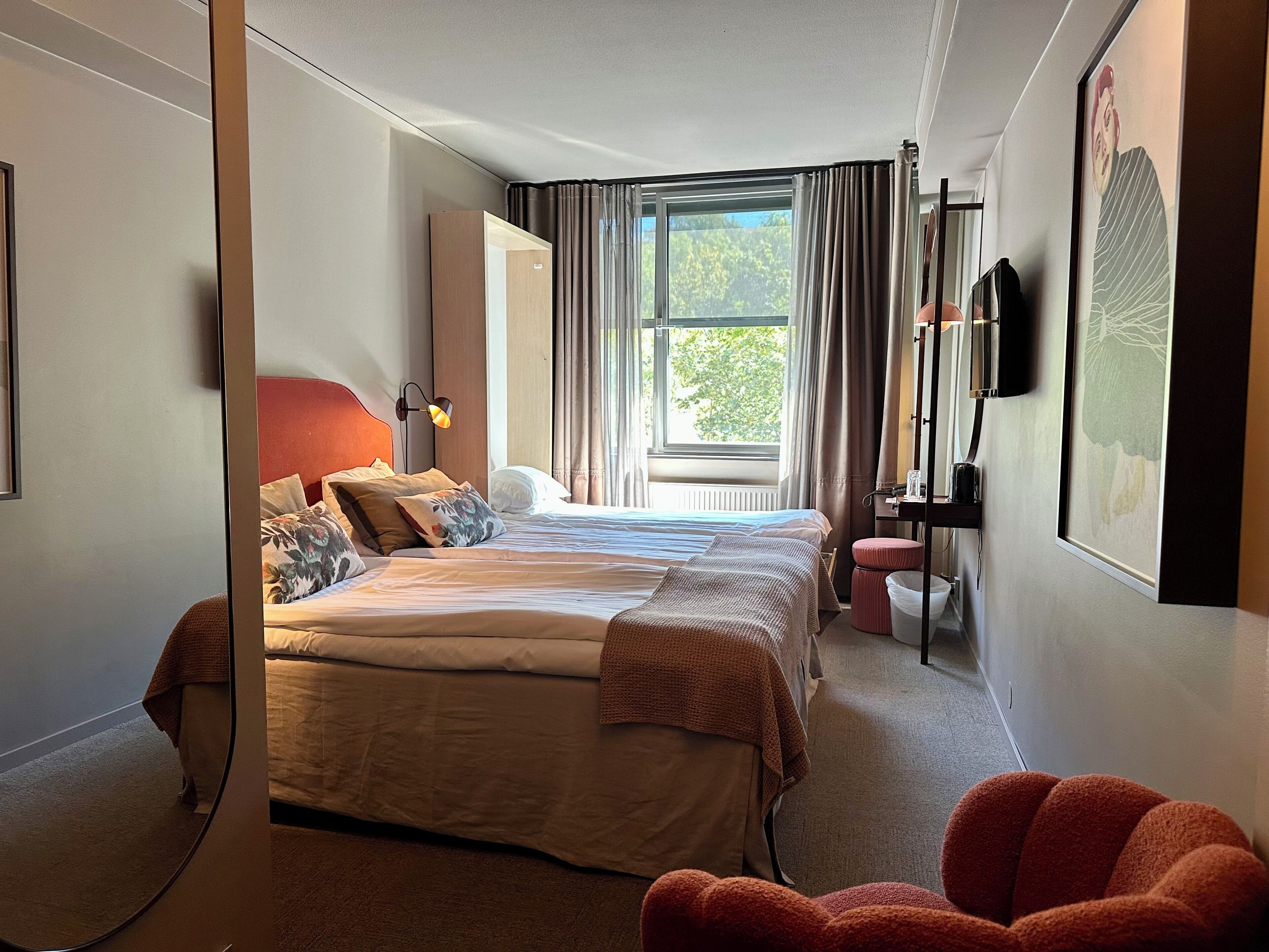 Escritorio y espacio para trabajar con laptop 