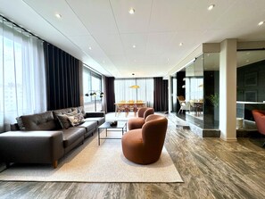 Suite | Desk, laptop workspace, iron/ironing board, free WiFi