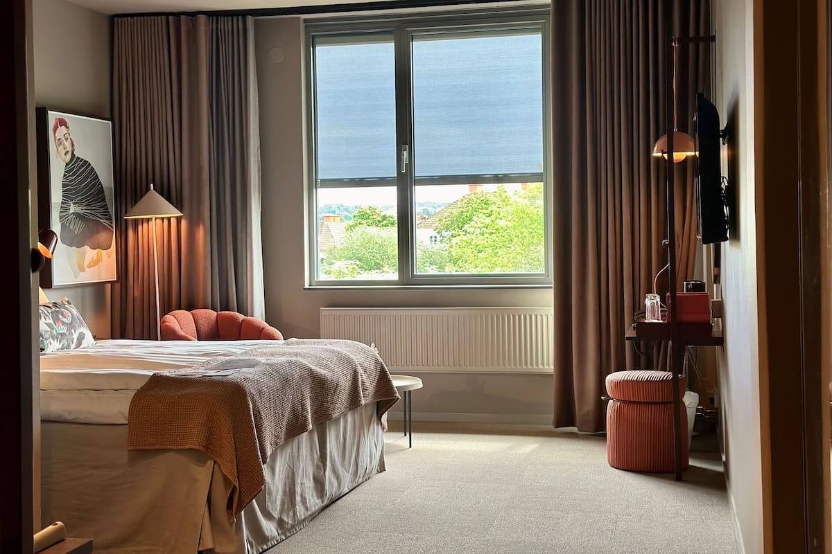 Desk, laptop workspace, iron/ironing board, free WiFi