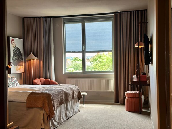 Desk, laptop workspace, iron/ironing board, free WiFi