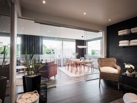 Suite | Desk, laptop workspace, iron/ironing board, free WiFi