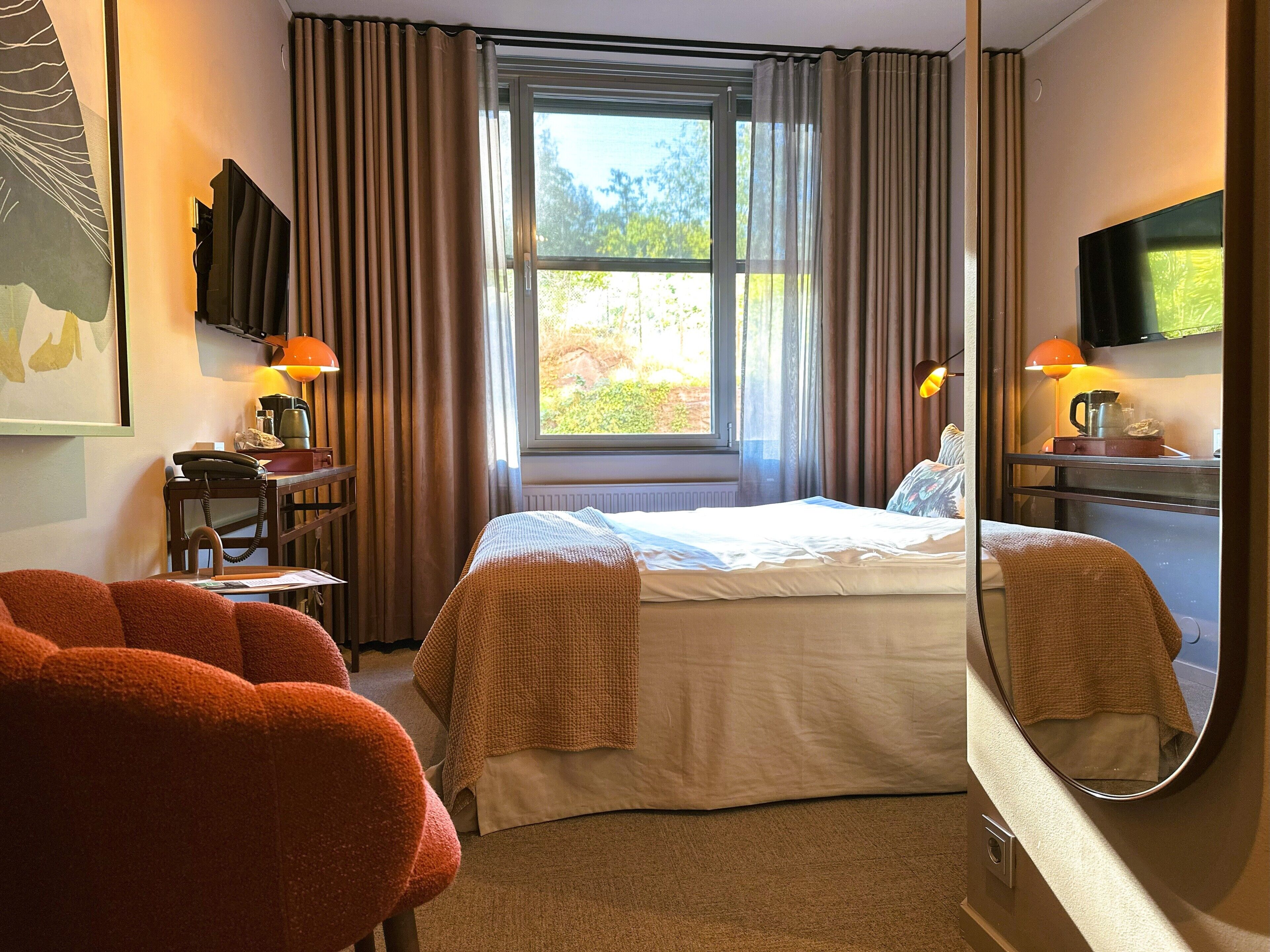 Escritorio y espacio para trabajar con laptop 