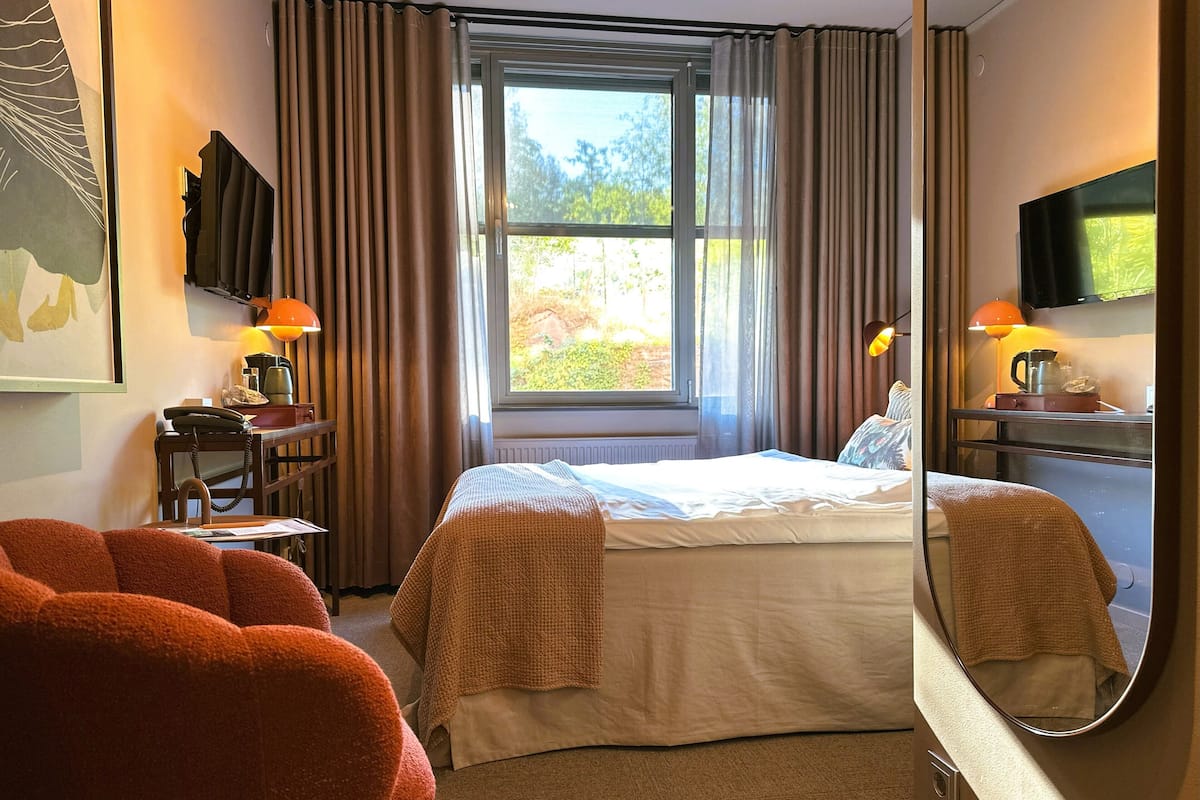 Escritorio y espacio para trabajar con laptop