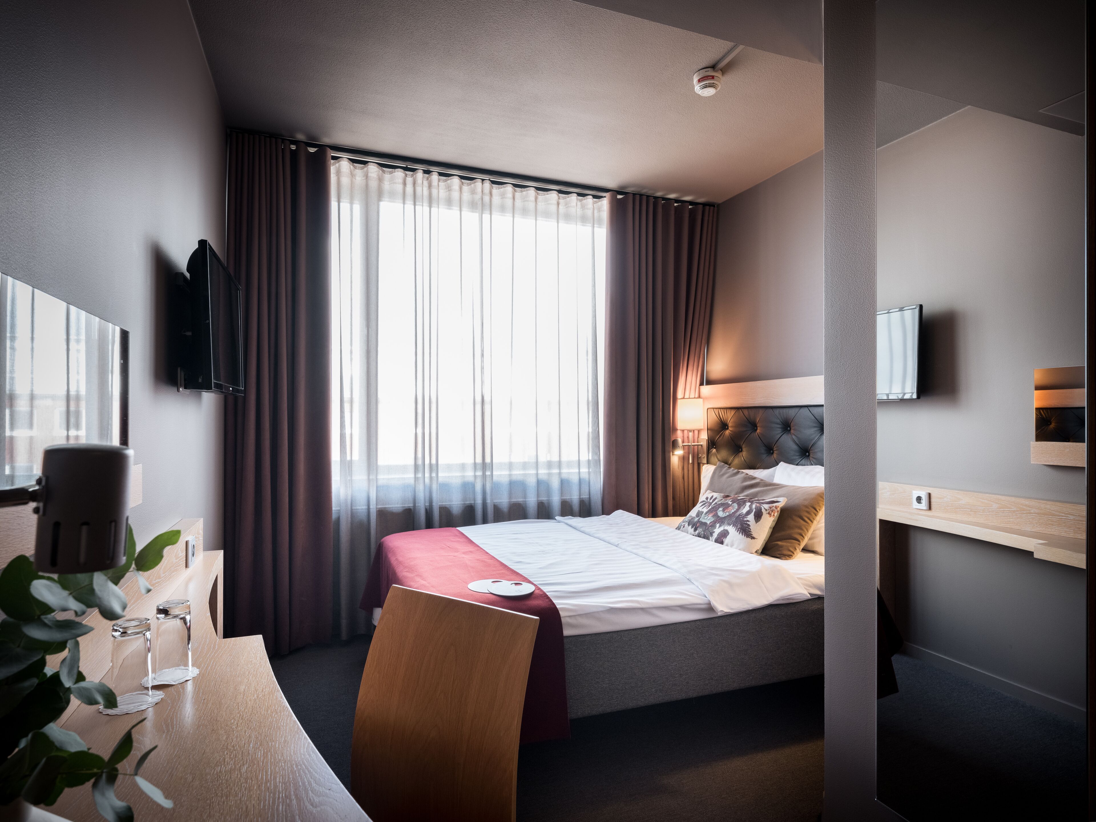 Mini Double, 140 cm bed | Skrivebord, arbejdsområde til bærbare computere, strygejern/strygebræt