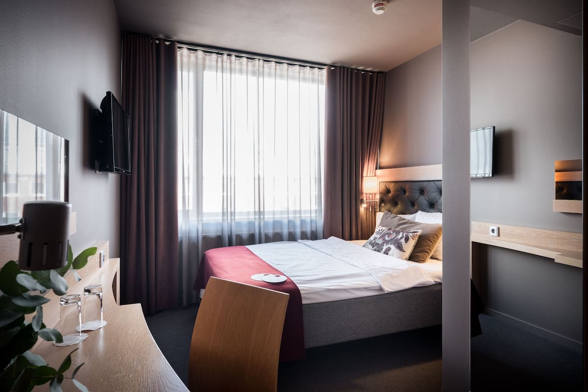 Mini Double, 140 cm bed | Desk, laptop workspace, iron/ironing board, free WiFi